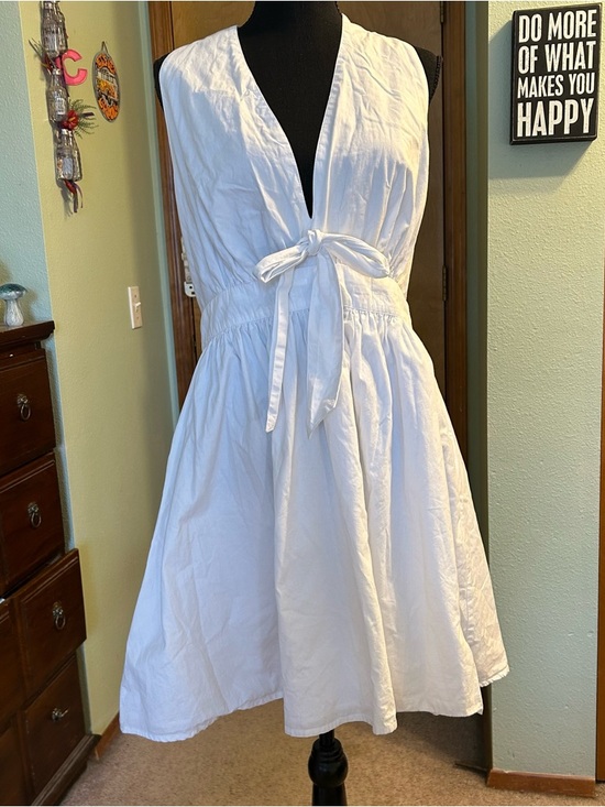 VENUS Dresses & Skirts - Venus white cotton halter dress with bow in front size 16